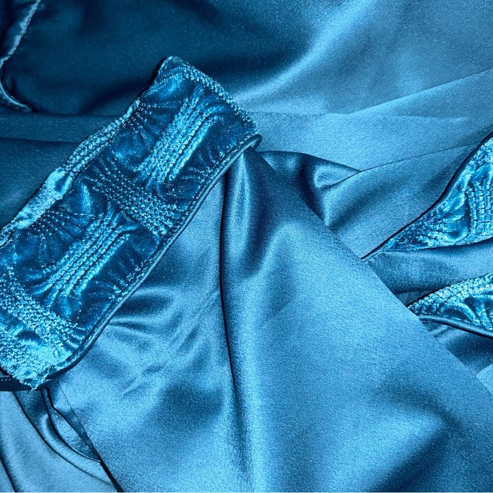 Vintage made in Hong Kong Cabernet Teal Satin Robe with Textured Trim with belt - Picture 3 of 4